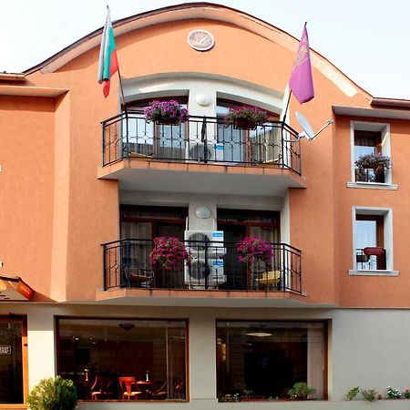 Lucky Hotel Veliko Tŭrnovo Exterior photo