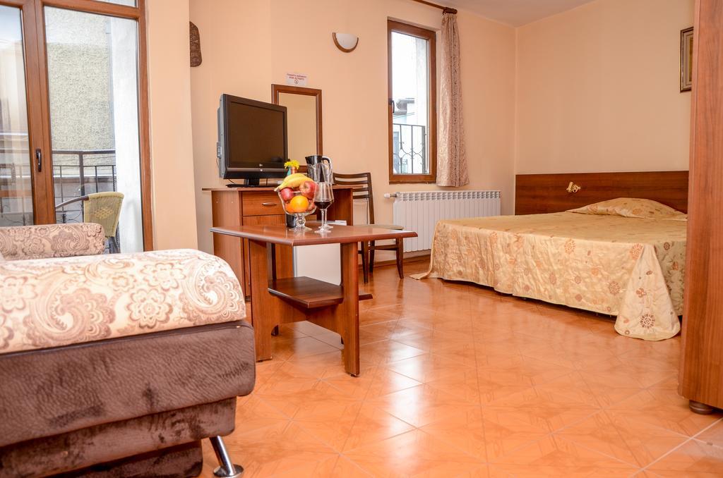 Lucky Hotel Veliko Tŭrnovo Exterior photo