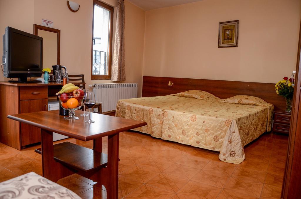 Lucky Hotel Veliko Tŭrnovo Exterior photo